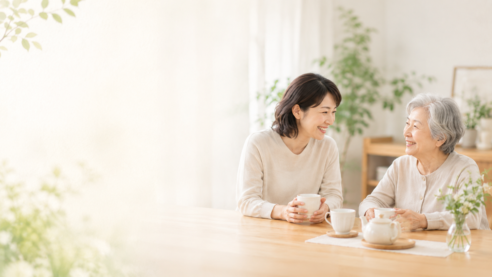 テーブルを囲んで笑顔で話す親子